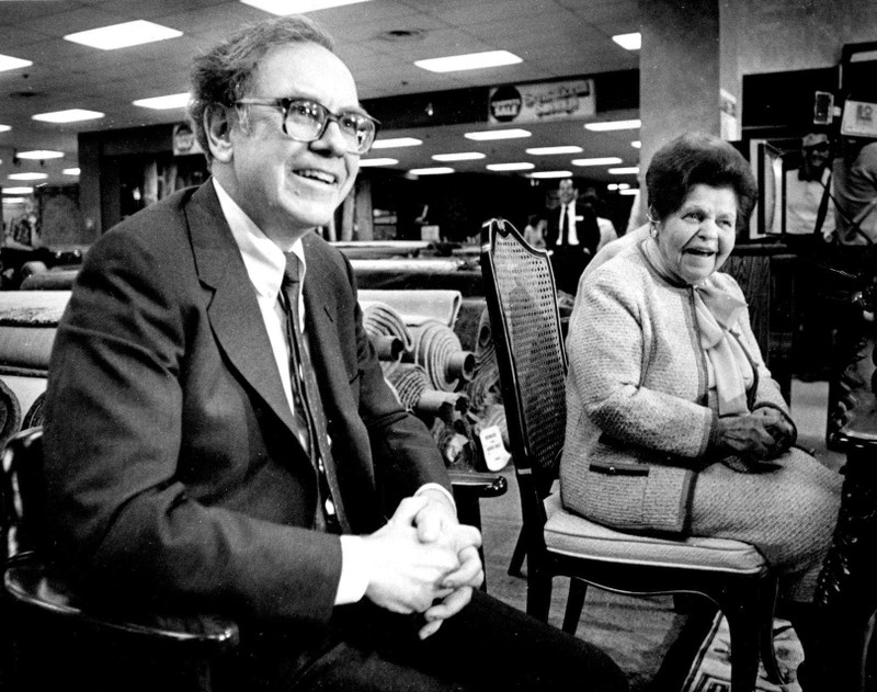 Ông Warren Buffett thời trẻ với một trong những đối tác trong các liên danh ở Omaha. Ảnh: Omaha Herald