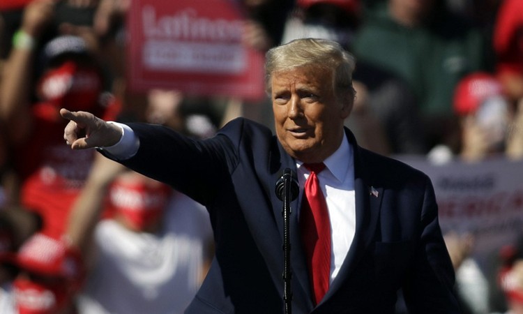 Tổng thống Donald Trump phát biểu trong chiến dịch vận động tranh cử tại Arizona hôm 28/10. (Ảnh: AFP)