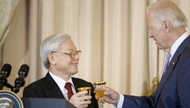 Ông Joe Biden và Tổng Bí thư Nguyễn Phú Trọng nâng ly chúc mừng trong buổi tiệc chiêu đãi tại Bộ Ngoại giao Hoa Kỳ (Ảnh: Reuters)