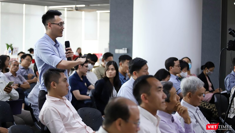 Các khách mời đang đặt câu hỏi cho các diễn giả. Ảnh: Nguyễn Luân.