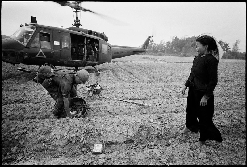 Bức ảnh chụp một người lính Mỹ và một người dân thường Việt Nam trong chiến tranh Việt Nam năm 1967 của Catherine Leroy. Ảnh: Getty Bức ảnh chụp một người lính Mỹ và một người dân thường Việt Nam trong chiến tranh Việt Nam năm 1967 của Catherine Leroy. Ảnh: Getty