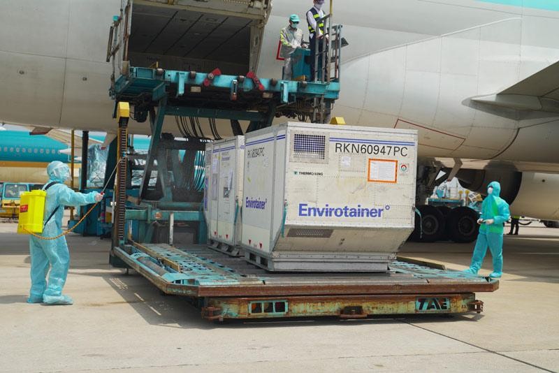 Lô hàng vaccine Covid-19 đầu tiên được VNVC đưa về Việt Nam, được phun khử khuẩn trước khi về đến kho bảo quản chuyên dụng của VNVC. Ảnh: VNVC. Lô hàng vaccine Covid-19 đầu tiên được VNVC đưa về Việt Nam, được phun khử khuẩn trước khi về đến kho bảo quản chuyên dụng của VNVC. Ảnh: VNVC.