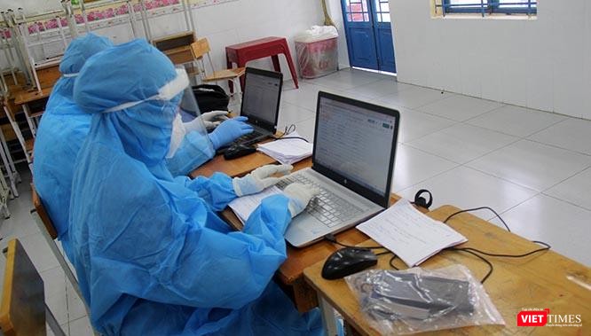 Tất cả thông tin của người dân tới lấy mẫu test Covid luôn nhanh chóng được số hoá. Ảnh: GVT.