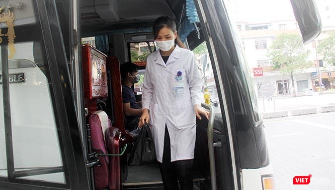 Kiểm tra quân số lần cuối trước khi xe xuất phát. Ảnh: GVT.