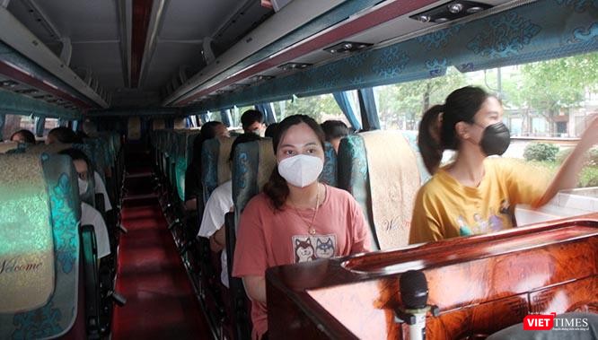 Với quy định giãn cách, nhiều ghế trên xe luôn để trống, các xe sẽ phân tán về các điểm lấy mẫu ở TP.HCM vào đầu giờ sáng. Ảnh: GVT.