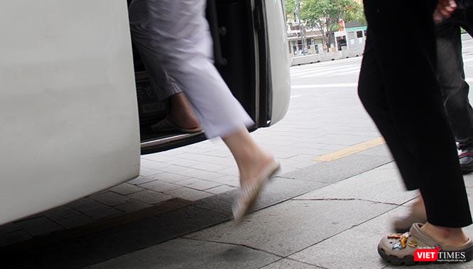 Những bàn chân bước vội lên xe từ 7h sáng hằng ngày từ đường Nguyễn Huệ. Trang phục bảo hộ sẽ được cấp phát sau khi tới khu vực lấy mẫu. Ảnh: GVT.