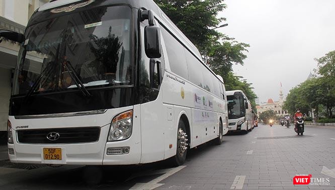 Những chiếc xe này có nhiệm vụ đưa các sinh viên chi viện từ Hải Dương ở TP.HCM tới các điểm lấy mẫu mỗi ngày. Ảnh: GVT.