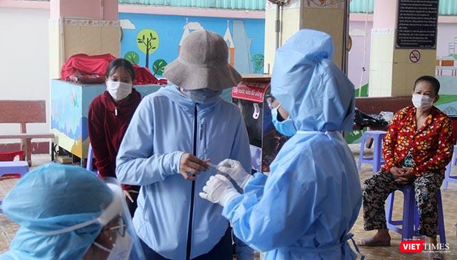 Mỗi người dân sẽ được giao một lọ đựng mẫu thế này trước khi vào khu vực lấy mẫu dịch mũi. Ảnh: GVT.