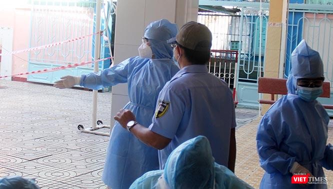 Nguyễn Thị Hồng Ngọc tới từ Hải Dương đang phân luồng cho các cô chú ở chợ Bà Chiểu (TP.HCM) vào khu vực lấy mẫu xét nghiệm. Ảnh: GVT.