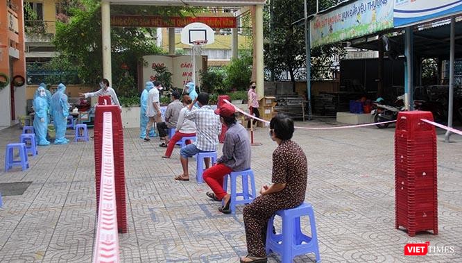 Theo quy định giãn cách, cách ghế được xếp hàng đều đặn chờ tới lượt lấy mẫu. Ảnh: GVT.