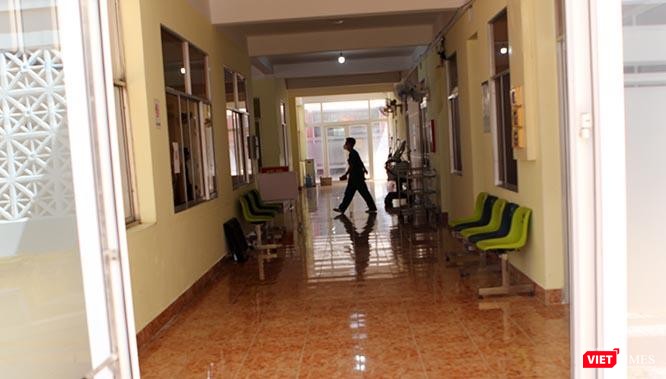 Nhân lực của trung tâm được chủ động chia ca kíp nhằm đảm bảo chất lượng chuyên môn, an toàn cho nhân viên. Ảnh: GVT.