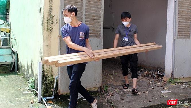 Trong khi đó hàng loạt công việc dọn dẹp hậu cần kho bãi đang rất khẩn trương...