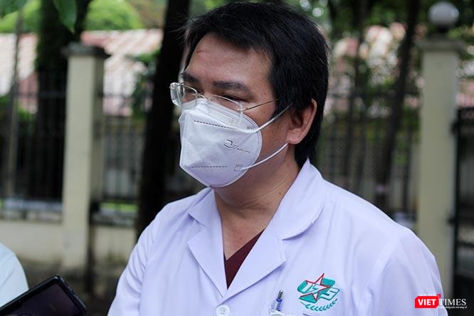 "Hôm qua, một bệnh nhân được chuyển đến trong tình trạng nguy kịch, suy hô hấp nặng, huyết động rối loạn. Các y bác sĩ nhanh chóng dùng thuốc vận mạch, lọc máu liên tục và cho bệnh nhân thở máy. May mắn, hiện tại bệnh nhân tạm ổn định nhưng tiên lượng nặng", Thượng tá, tiến sĩ, bác sĩ Bùi Đức Thành kể về trường hợp nặng nhất tại trung tâm. Ảnh: GVT.