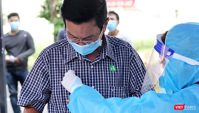 Những người ra vào Bệnh viện quân y 175 hiện nay đều cần kiểm tra test Covid-19. Khi gỡ bỏ miếng dán màu tím xuống và dán miếng dán màu xanh lá cây lên ngực áo thì là người có phản ứng âm tính với virus. Ảnh: GVT.