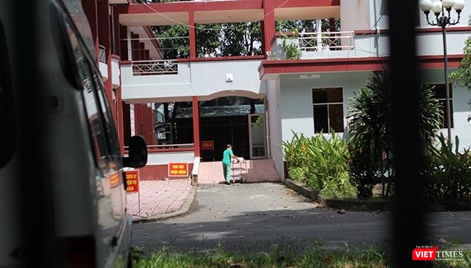 Thiếu tướng, Phó giáo sư, Thầy thuốc Nhân dân Nguyễn Hồng Sơn, Giám đốc Bệnh viện Quân y 175 sử dụng hình ảnh "Bệnh viện trong Bệnh viện" để miêu tả về bệnh viện dã chiến đang đi vào hoạt động tại đây. Ảnh: GVT.