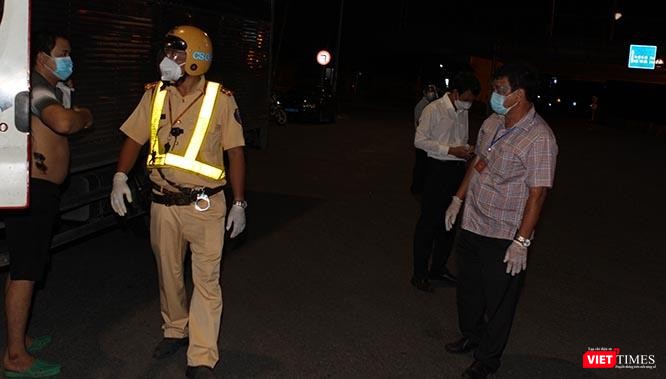 Các xe tải vận chuyển hàng hoá nếu không có đủ giấy tờ cho phép vận chuyển bị buộc phải quay đầu. Ảnh: GVT. Các xe tải vận chuyển hàng hoá nếu không có đủ giấy tờ cho phép vận chuyển bị buộc phải quay đầu. Ảnh: GVT.