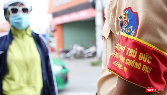 Lực lượng chức năng ở TP. Thủ Đức căng mình cả ngày lẫn đêm để thực hiện giãn cách xã hội. Ảnh: GVT.