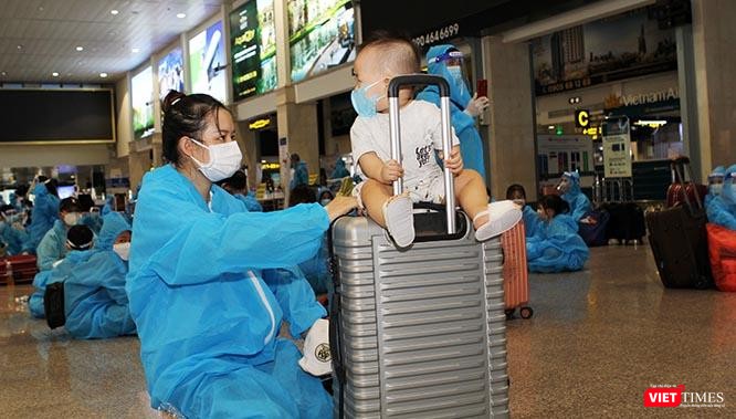 Một công dân nhí háo hức chờ giờ lên tàu. Cậu bé này sẽ có một chuyến bay kỳ lạ trong đời khi toàn bộ hành khách và phi hành đoàn đều trùm kín trong bộ đồ phòng hộ màu xanh y tế. Ảnh: GVT. Một công dân nhí háo hức chờ giờ lên tàu. Cậu bé này sẽ có một chuyến bay kỳ lạ trong đời khi toàn bộ hành khách và phi hành đoàn đều trùm kín trong bộ đồ phòng hộ màu xanh y tế. Ảnh: GVT.