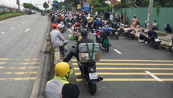 Dòng người ùn ứ khi đổ xô rời TP.HCM sau khi nghe tin tiếp tục giãn cách xã hội theo Chỉ thị 16 thêm 1 tháng nữa Dòng người ùn ứ khi đổ xô rời TP.HCM sau khi nghe tin tiếp tục giãn cách xã hội theo Chỉ thị 16 thêm 1 tháng nữa