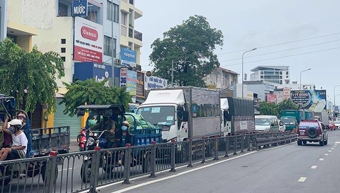 Đường phố TP.HCM từ sáng sớm đã ùn tắc vì người điều khiển phương tiện phải dừng lại để quét mã QR khai báo di biến động dân cư. Ảnh: Tâm Chí Đường phố TP.HCM từ sáng sớm đã ùn tắc vì người điều khiển phương tiện phải dừng lại để quét mã QR khai báo di biến động dân cư. Ảnh: Tâm Chí