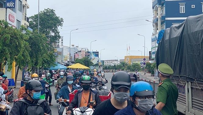 Hình ảnh quen thuộc 2 ngày nay ở TP.HCM là người dân lăm lăm điện thoại trên tay để khai báo di biến động dân cư Hình ảnh quen thuộc 2 ngày nay ở TP.HCM là người dân lăm lăm điện thoại trên tay để khai báo di biến động dân cư