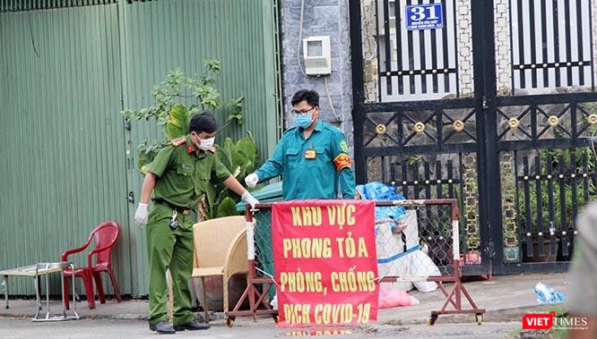 Thượng uý Võ Huy Khang tại cổng số nhà 31 đường Nguyễn Văn Giáp (Q.2 cũ) lúc 10 sáng ngày 1/6/2021. Toàn bộ con đường này bị phong toả vì phát hiện F0 ngày 31/5/2021. Ảnh: GVT.