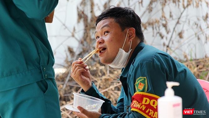 Những bữa ăn trưa phong toả từ những ngày cuối tháng 5/2021, nay đã kéo dài tới giữa tháng 8/2021 ở TP. Thủ Đức. Ảnh: GVT.