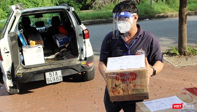 Không quản ngại mưa nắng, "shipper bất đắc dĩ" luôn sẵn sàng lên đường với mong muốn Sài Gòn sẽ sớm khoẻ lại. Ảnh: GVT.