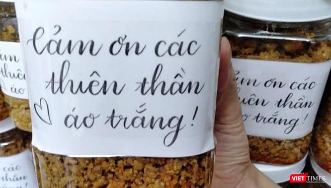 Lời cám ơn chân thành từ bà con miền Nam gửi tới những y, bác sĩ tới từ Bệnh viện Bạch Mai (Hà Nội) tăng cường cho TP.HCM. Ảnh: Vy Lê.