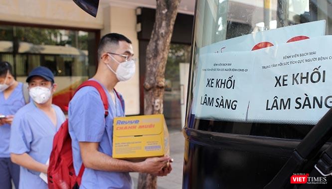 Nhiều y, bác sĩ nam tăng cường cho TP.HCM tới từ Hà Nội đã chủ động "xuống tóc" cho đỡ vướng víu khi mặc đồ bảo hộ bước vào khu vực điều trị. "Đằng nào tóc cũng mọc lại nhanh thôi mà", một bác sĩ đùa vui. Ảnh: GVT.