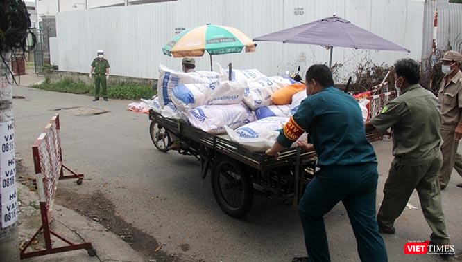 Xe lôi là phương tiện thiết yếu để những "shipper bất đắc dĩ" hoạt động liên tục ở khu vực 1, TP. Thủ Đức, TP. HCM từ 31/5/2021 tới nay. Ảnh chụp tại đường Nguyễn Văn Giáp, khu vực bị phong toả ngày 31/5/2021. Ảnh; GVT.