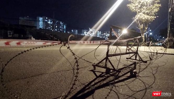 TP.HCM đã dùng rào kẽm gai bịt kín nhiều đường sá đi lại ở các khu vực dân cư để phong toả nhằm bảo vệ vùng xanh đã nhiều tháng nay.