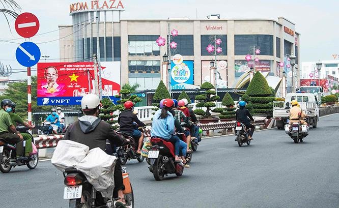 Người dân An Giang về quê được lực lượng CSGT dẫn đường. Ảnh: Mạnh Hùng.