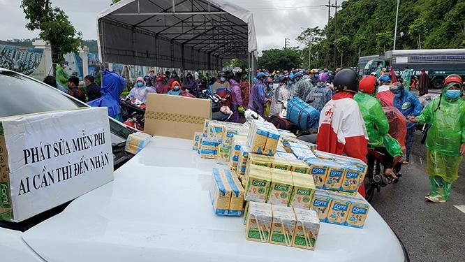 Người dân giúp nhau đón bà con từ phía Nam ngược ra Bắc tại địa phận Nghệ An. Ảnh: Q.Huy.