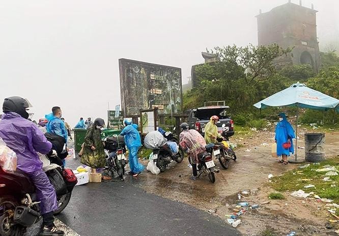 Những người lao động ngược ra Bắc được tiếp sức trên đỉnh đèo Hải Vân. Ảnh: IE.