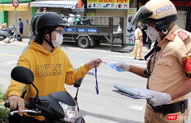 Lực lượng cảnh sát kiểm tra nghiêm ngặt giấy tờ người đi đường hồi tháng 7/2021 tại TP.HCM