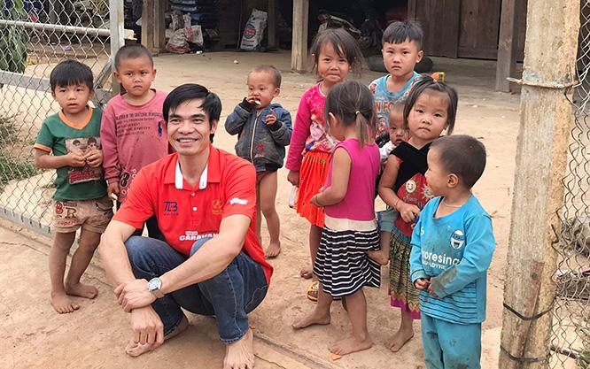 “Hình như tôi đang quên một điều gì đó”, Phạm Văn Dũng nói về những chuyến đi thiện nguyện đến với trẻ em vùng khó khăn của mình. Ảnh NVCC. “Hình như tôi đang quên một điều gì đó”, Phạm Văn Dũng nói về những chuyến đi thiện nguyện đến với trẻ em vùng khó khăn của mình. Ảnh NVCC.