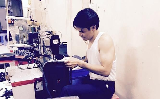 Anh Phạm Văn Dũng bắt đầu biết đọc sách ở tuổi 18, đến nay vẫn đang miệt mài tự học và mày mò với nghề sản xuất cặp sách mà mình lựa chọn. Ảnh NVCC. Anh Phạm Văn Dũng bắt đầu biết đọc sách ở tuổi 18, đến nay vẫn đang miệt mài tự học và mày mò với nghề sản xuất cặp sách mà mình lựa chọn. Ảnh NVCC.