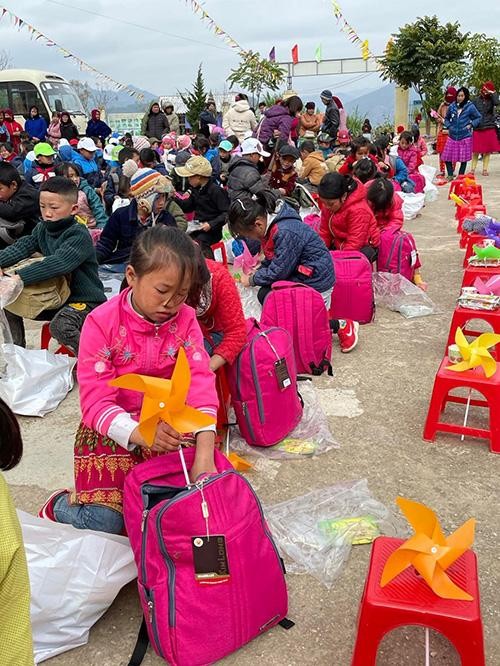 Trẻ em ở huyện miền núi Đồng Văn nơi địa đầu đất nước nhận những món quà góp sức tới trường gửi từ phương Nam xa xôi. Ảnh NVCC. Trẻ em ở huyện miền núi Đồng Văn nơi địa đầu đất nước nhận những món quà góp sức tới trường gửi từ phương Nam xa xôi. Ảnh NVCC.