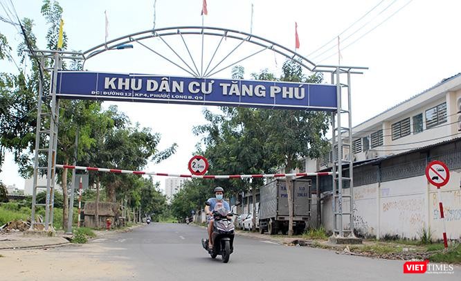 Đây là lối vào chính của khu dự án nhà ở mà bị cáo Lê Tấn Hùng đã bán đứt cho Công ty Phong Phú, bị cáo buộc gây thiệt hại 672 tỷ đồng, theo đường 12 thuộc khu phố 4 phường Phước Long B.