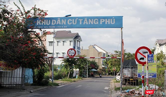 Khu dự án này có 2 lối vào. Trong ảnh là lối vào theo đường số 3 thuộc khu phố 4 phường Phước Long B.