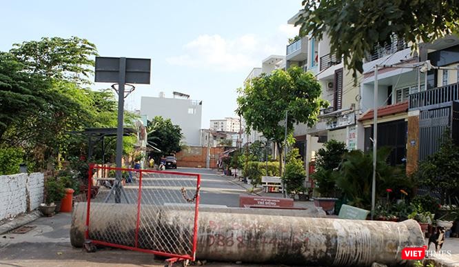 Dễ dàng nhận thấy dịch Covid-19 vừa quét qua khu vực này, khi các ống bê tông lấp đường và các rào chắn còn đang ngổn ngang ngăn các lối đi lại.