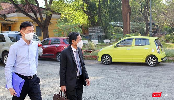 Ông Trần Vĩnh Tuyến (trái) ra toà cùng luật sư bào chữa là ông Phan Trung Hoài. Ảnh: GVT.