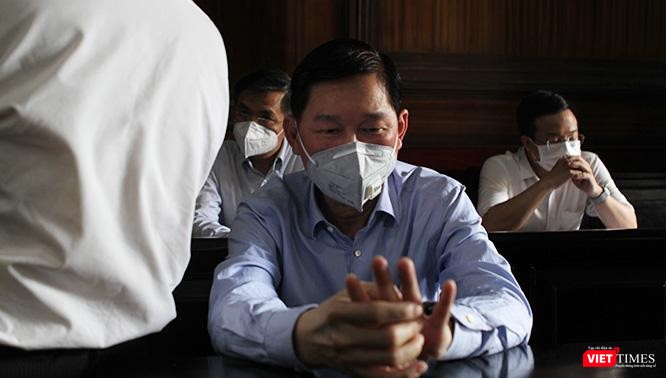 Bị cáo Trần Vĩnh Tuyến tại toà sơ thẩm chiều 18/12/2021, trước khi HĐXX tuyên án 6 năm tù giam. Ảnh: GVT.