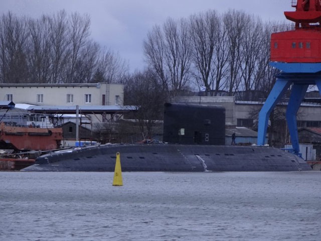 Tàu ngầm điện-diesel cỡ lớn thứ 4 lớp Projekt 06361 là HQ-185 Khánh Hòa (số hiệu nhà máy 01342) tại cảng Scetly, tỉnh Kaliningrad. Ngày 4.1.2015 (forums.airbase.ru)