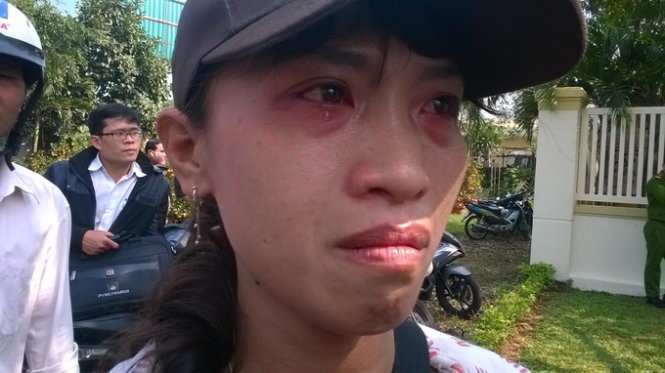 Chị Nguyễn Thị Hồng Phú, một người dân thường Đà Nẵng ngừng bán vé số đến trước cổng nhà ông Thanh để tiễn biệt ông lần cuối