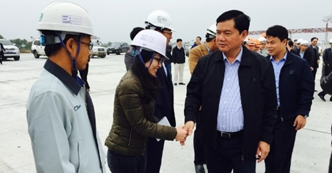 Bộ trưởng chúc Tết công nhân trên công trường dự án cao tốc Hà Nội - Hải Phòng