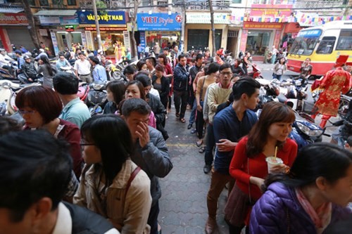 Chen nhau mua vàng trong cửa hàng Bảo Tín Minh Châu 