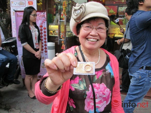 Hồ hởi vì đã mua được vàng ngày Thần Tài