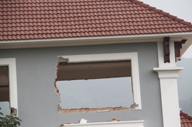 Công nhân dùng máy khoan để đập bỏ các bức tường